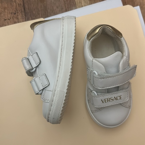 Size 4 is Euro Versace kids. Baby Worn once for birthday - Picture 2 of 3